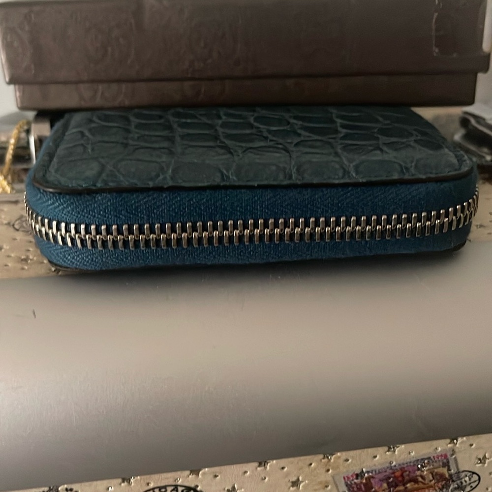 🔥Sale Gucci Turquoise Crocodile Embossed Zippy Card Holder - Picture 3 of 10